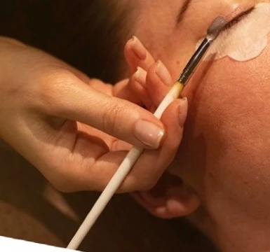 Vippel&oslash;ft legges med pensel p&aring; kundens vipper